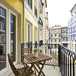 Cardosas Square By Hosts Apartmán *